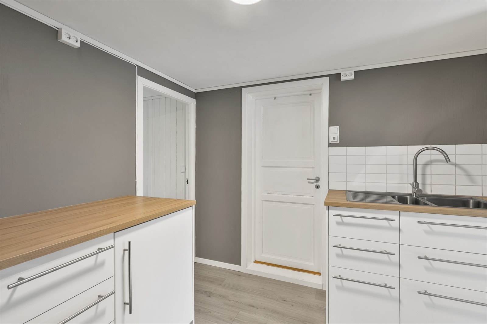 Kjøkkeninnredningen har glatte fronter og en benkeplate i tre-laminat som gir godt med arbeidsplass. Galleribilde