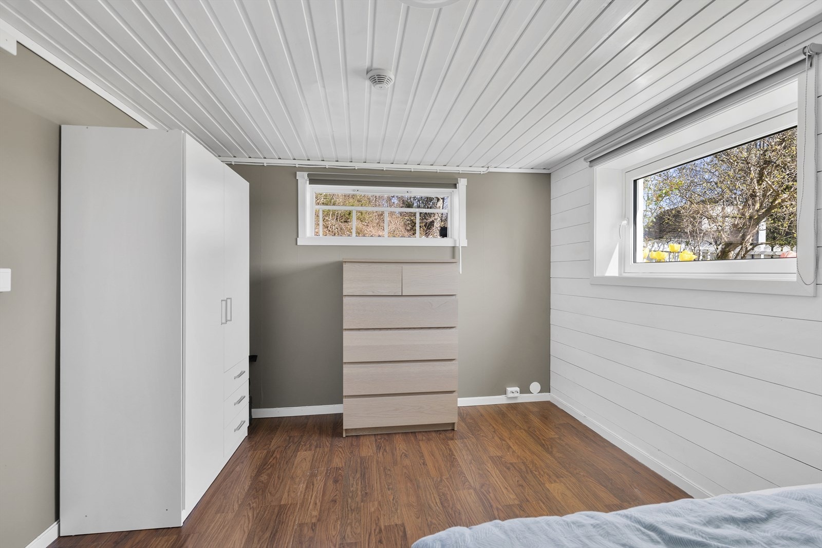Soverommet i kjelleren har laminat på gulvet og plass til både seng og garderobeløsninger. Galleribilde