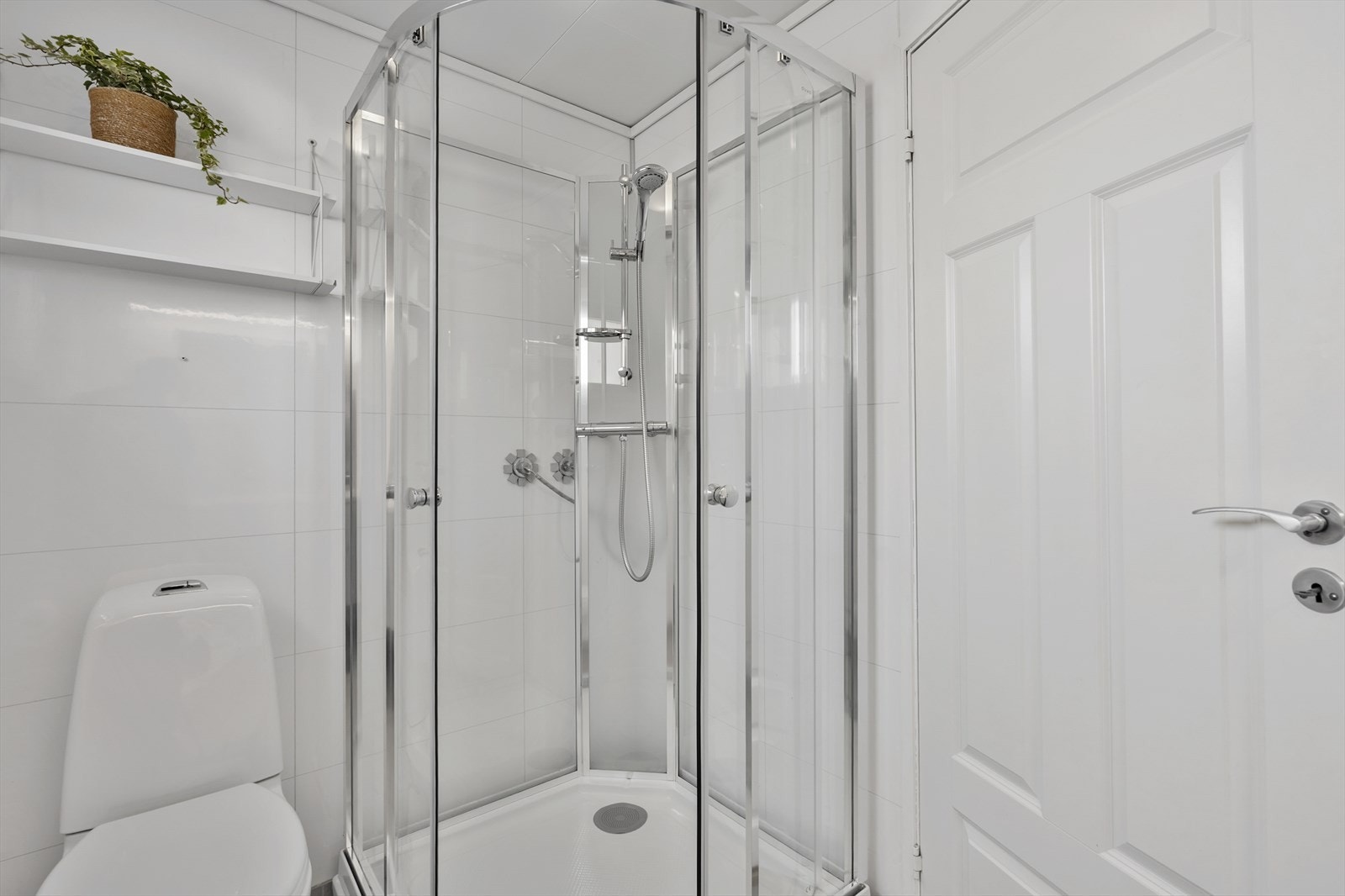 Badet i hovedetasjen er utstyrt med dusjkabinett, toalett og servant. Galleribilde