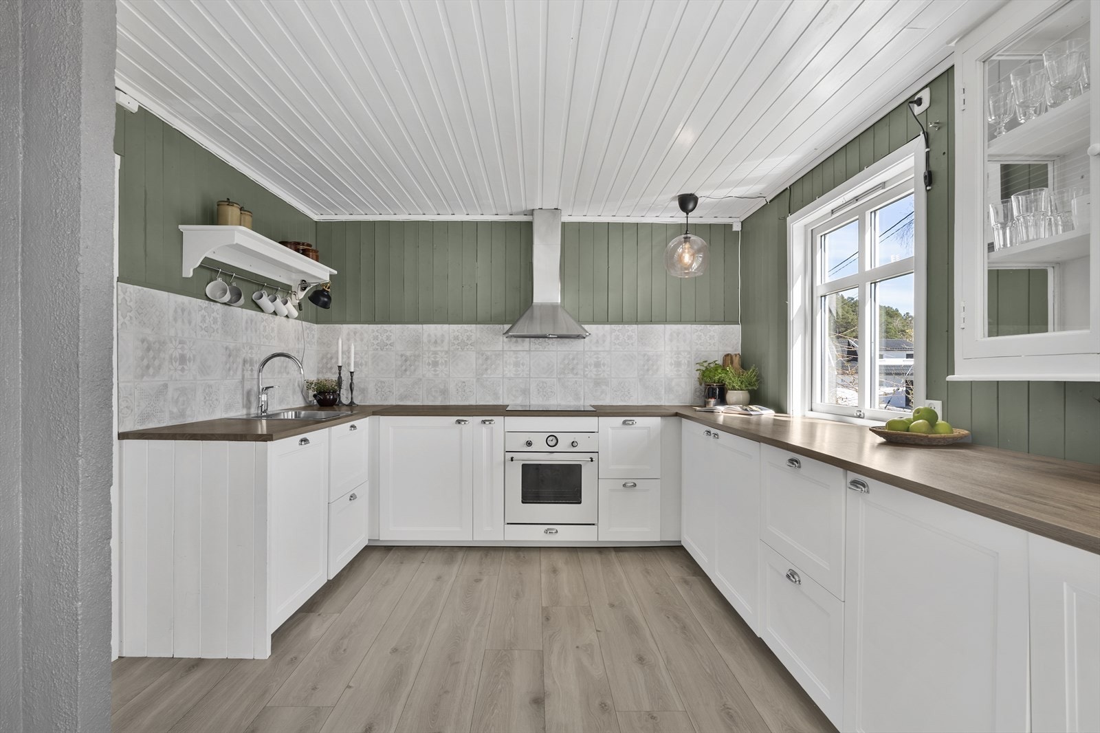 Kjøkkeninnredningen fra Ikea (2018) har profilerte fronter og en kjøkkenventilator med avtrekk ut. Galleribilde