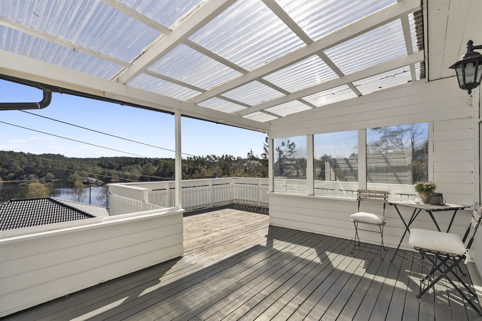 Terrassen er romslig og har god plass til flere sittegrupper. Galleribilde
