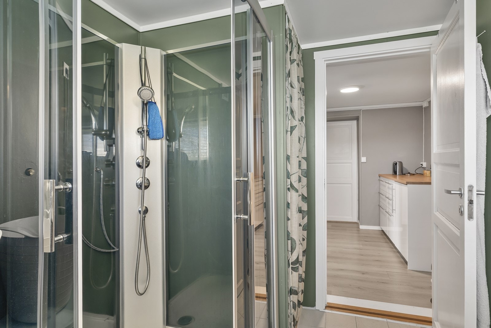 Badet i kjelleren ble oppgradert i 2023 og har dusjkabinett og opplegg for vaskemaskin. Galleribilde