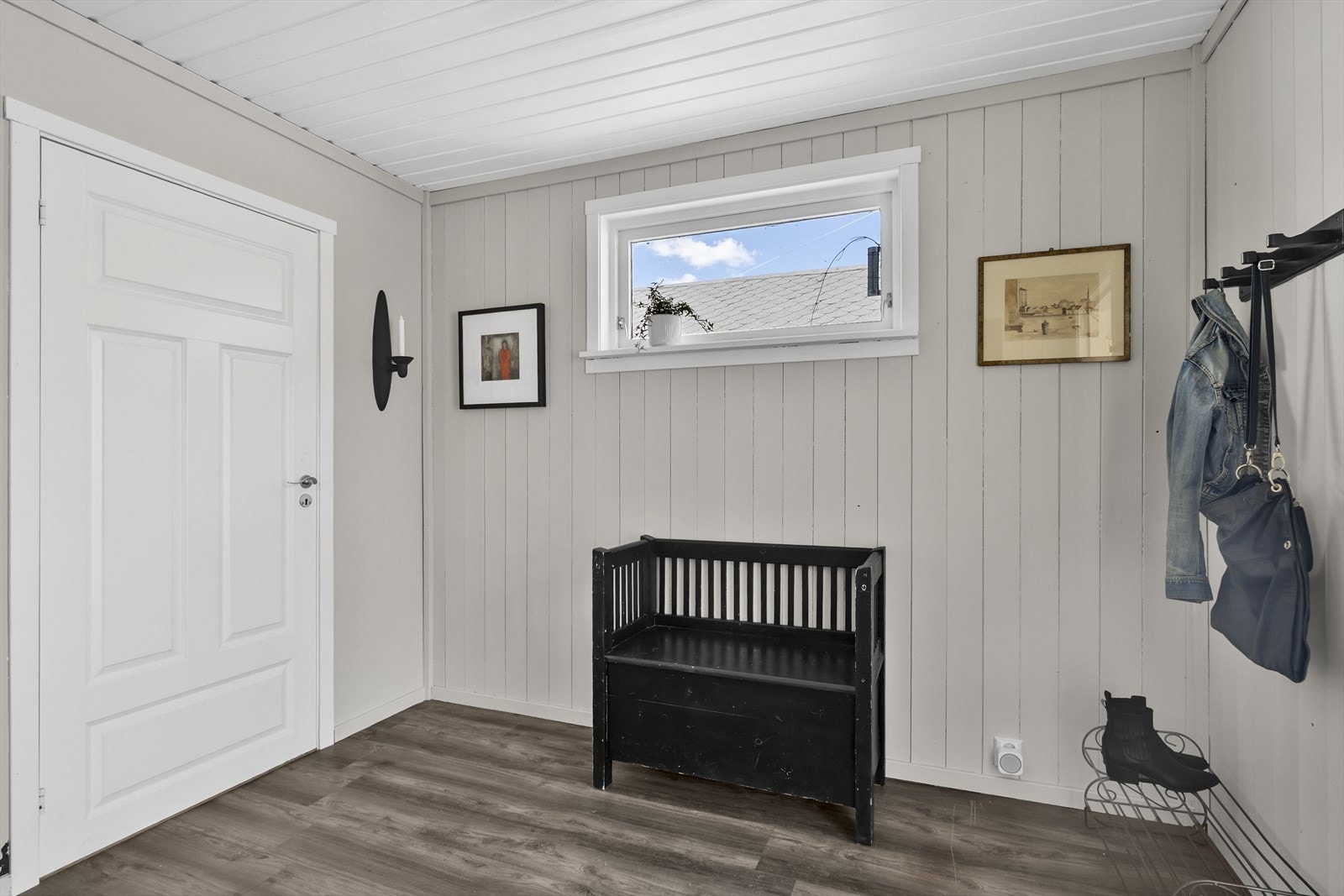 God plass til oppbevaring av sko og yttertøy i entréen. Galleribilde