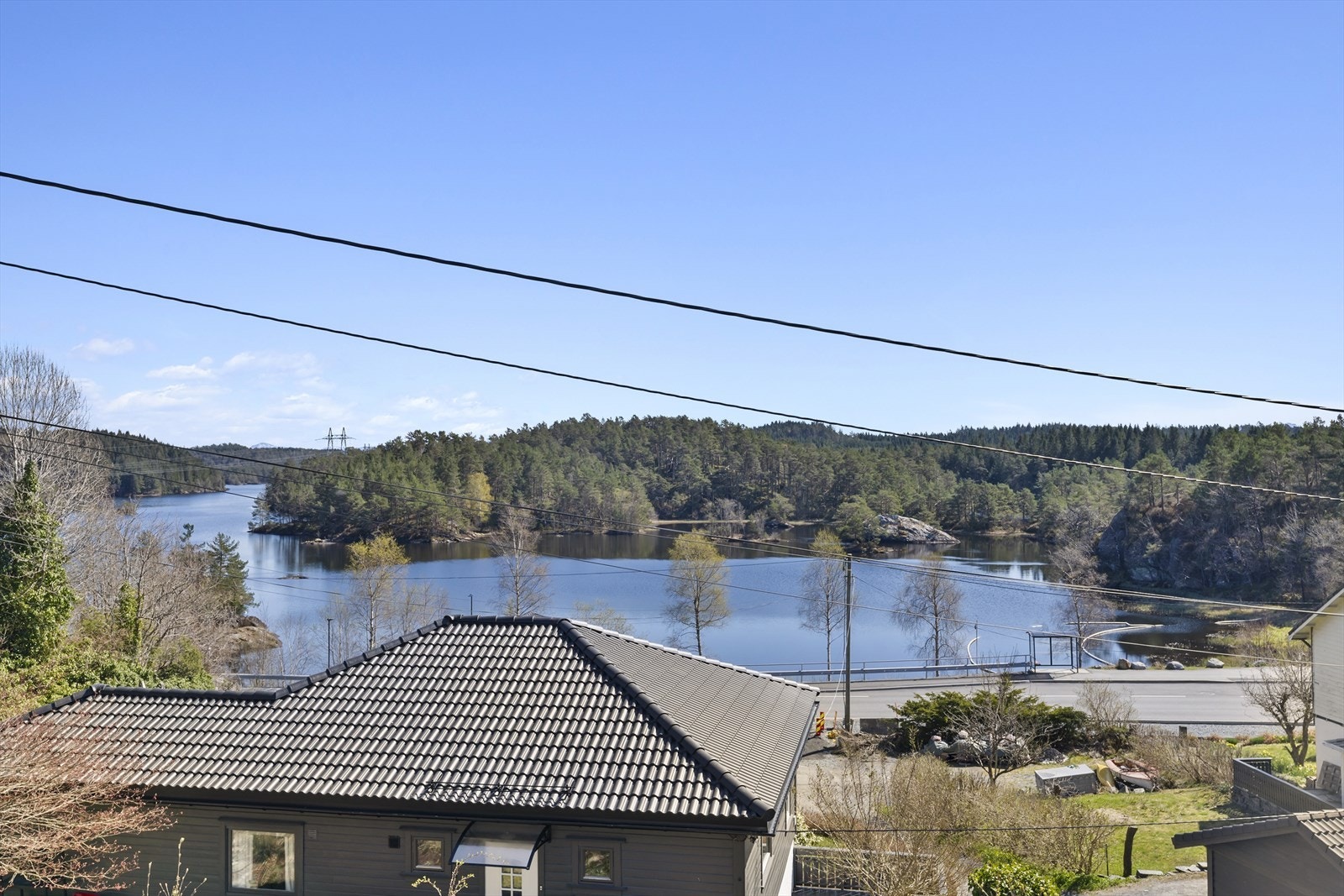 Flott utsikt over nærområdet og omkringliggende natur. Galleribilde