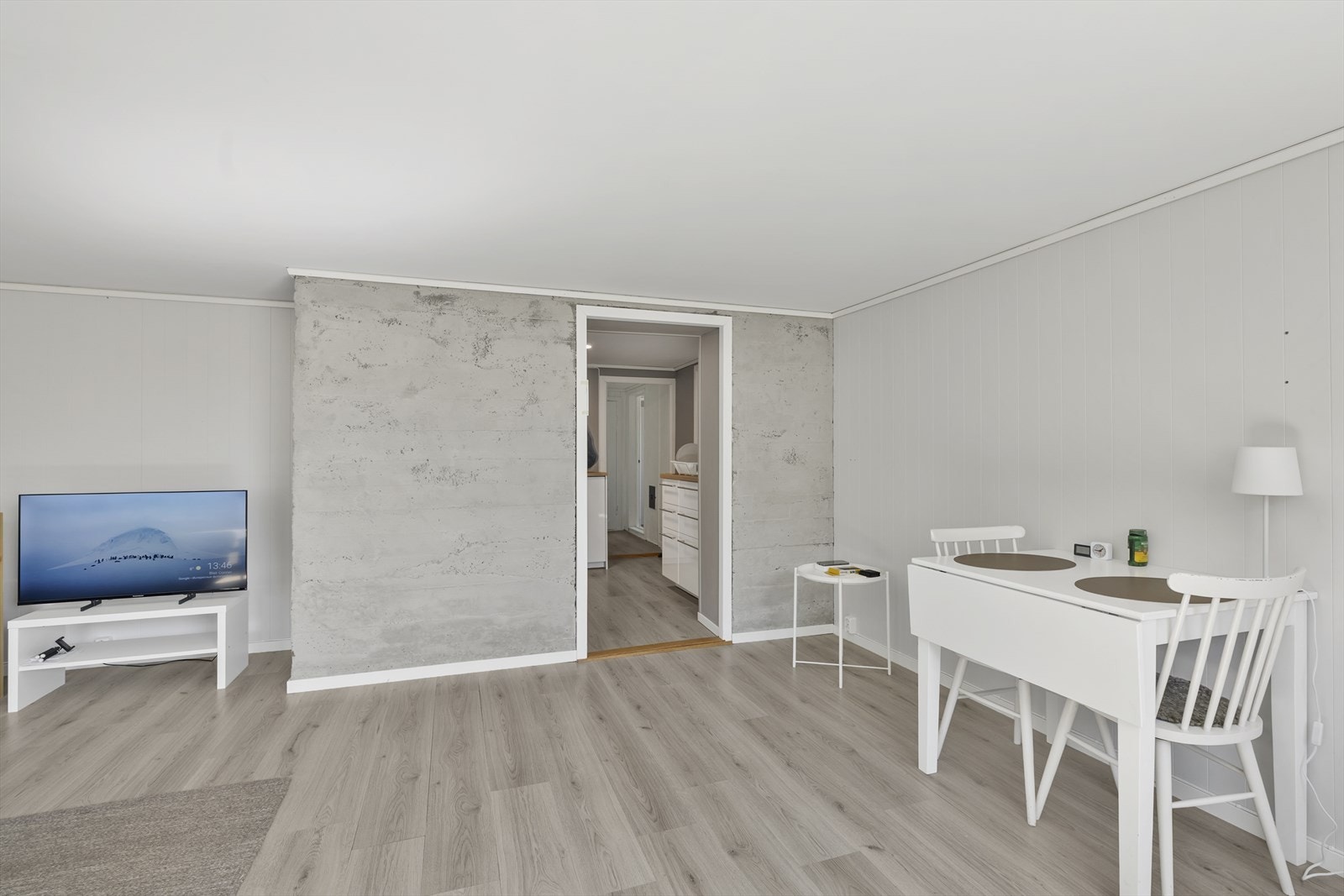 Stuen i kjelleren er et lyst og anvendelig rom med plass til både spisebord og en liten sittegruppe. Galleribilde