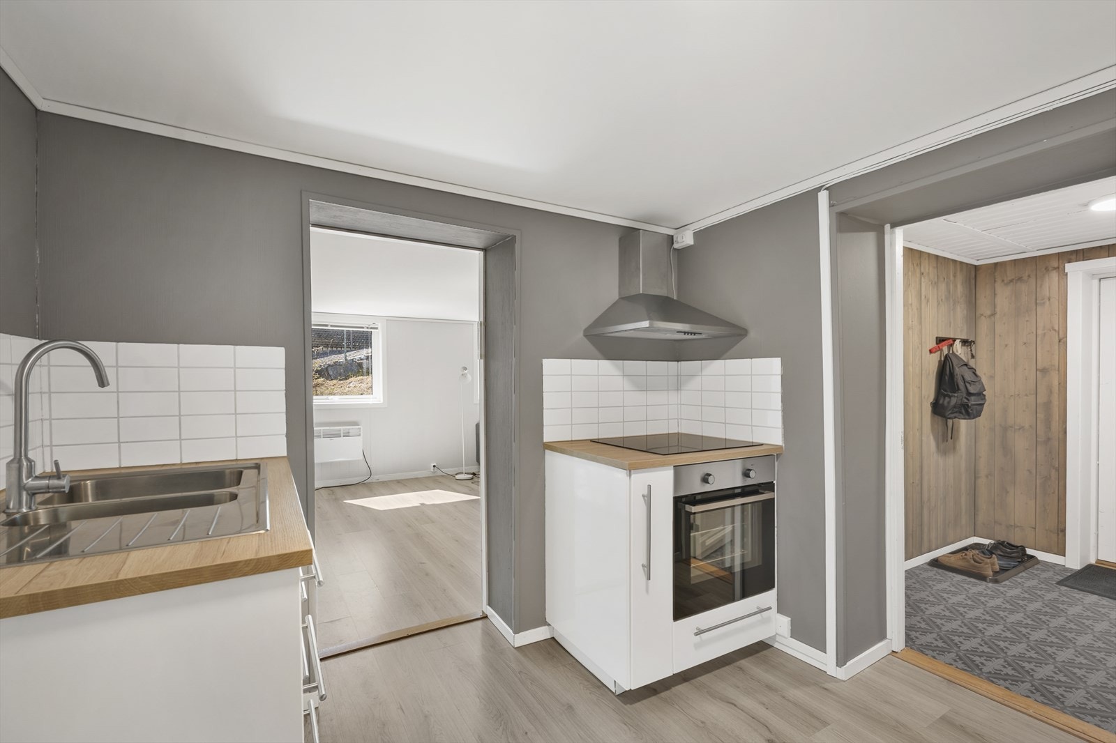 Kjøkkenet i kjellerleiligheten er fra Ikea, montert i 2018. Det er utstyrt med kjøkkenventilator med kullfilter. Galleribilde