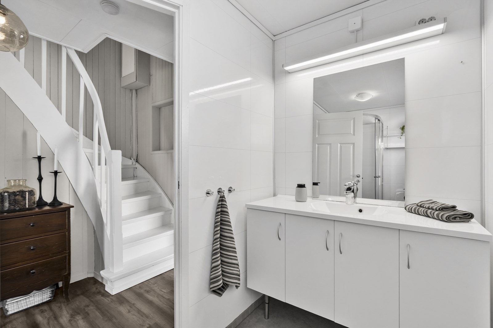 Dette badet har elektriske varmekabler i gulvet og baderomsplater på veggene. Galleribilde