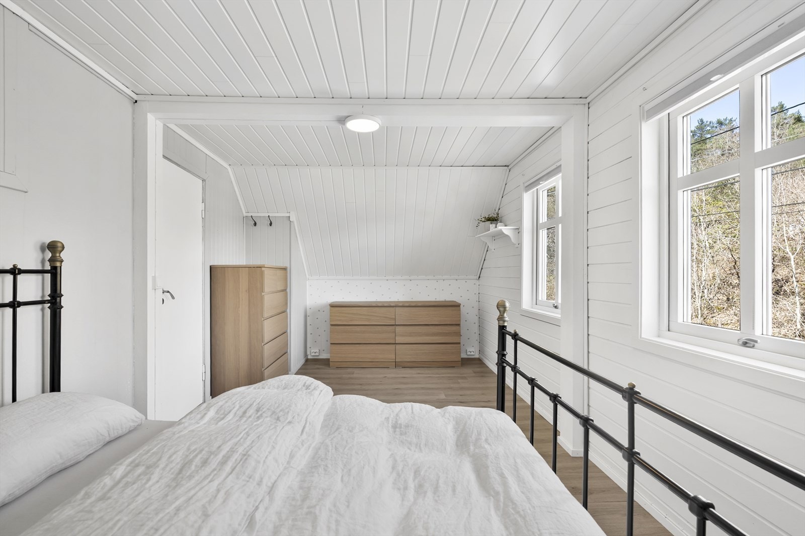 Et av de tre soverommene på loftet har ekstra god størrelse (tidligere 2 soverom). Rommet er lyst med malte flater og laminat på gulvet. Galleribilde