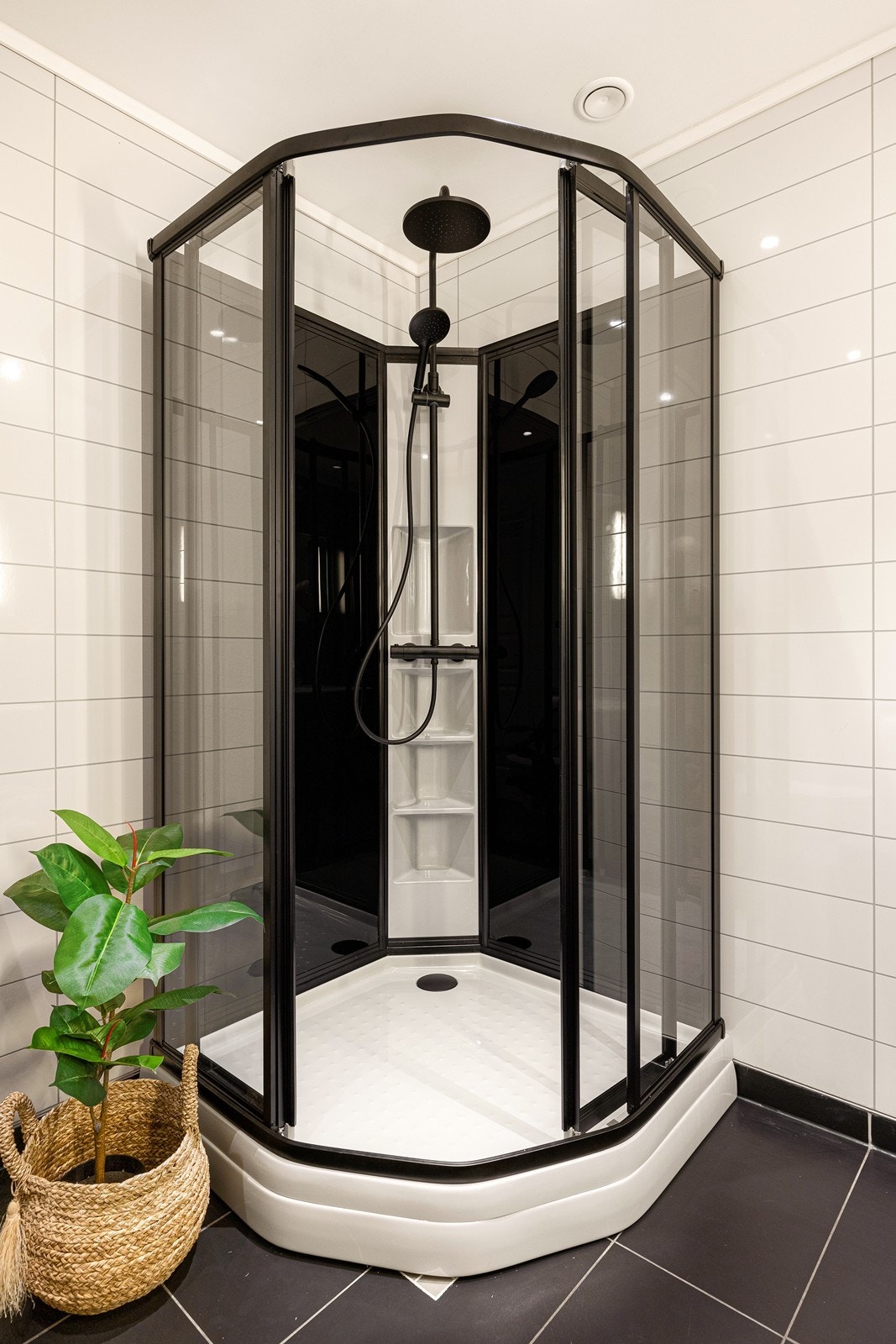 Videre har badet vegghengt toalett, nytt dusjkabinett med regnfallsdusj og lun varme under gulvflisene. Galleribilde