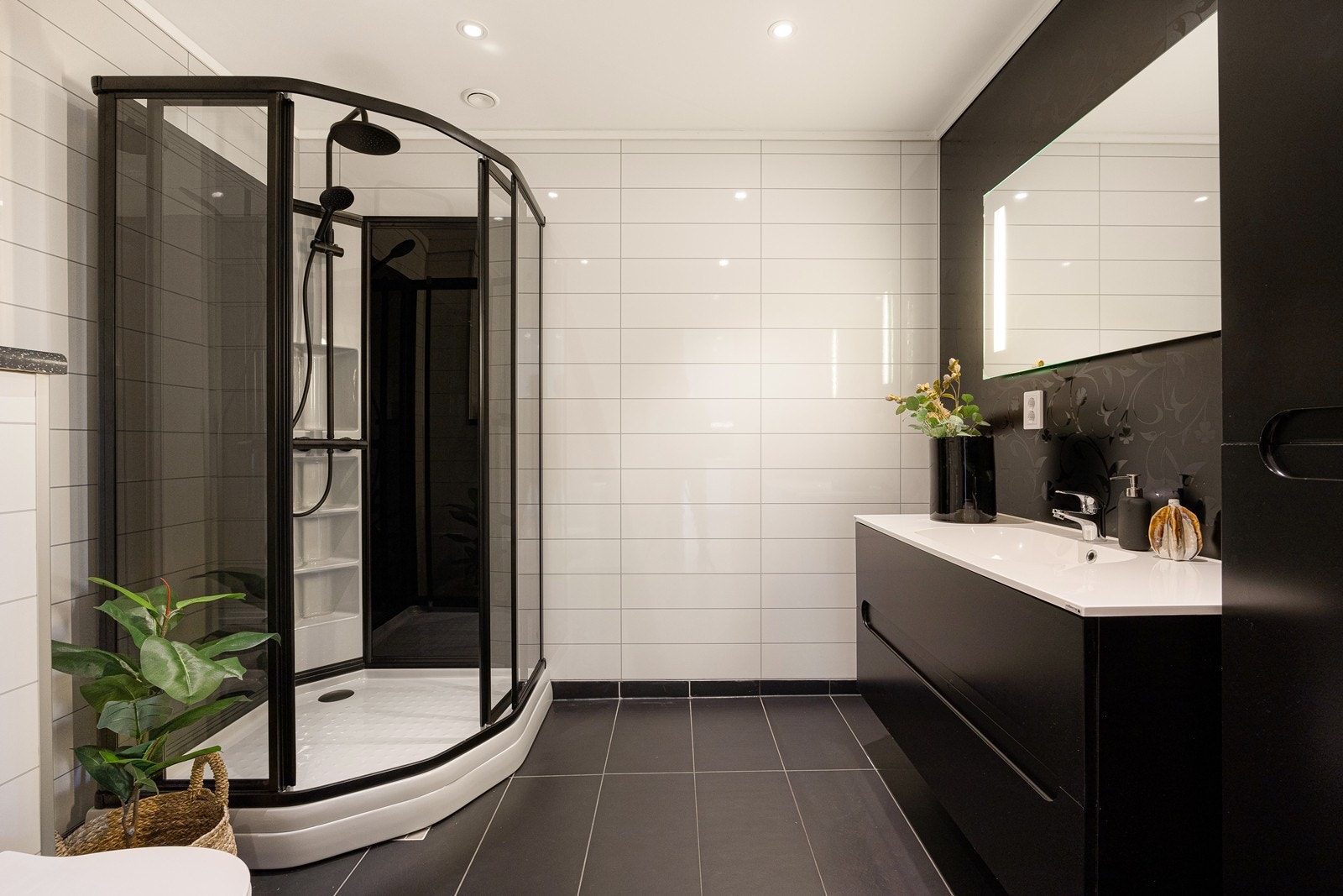 Badet fremstår moderne og delikat - med fine kontraster i hvitt og sort. Galleribilde