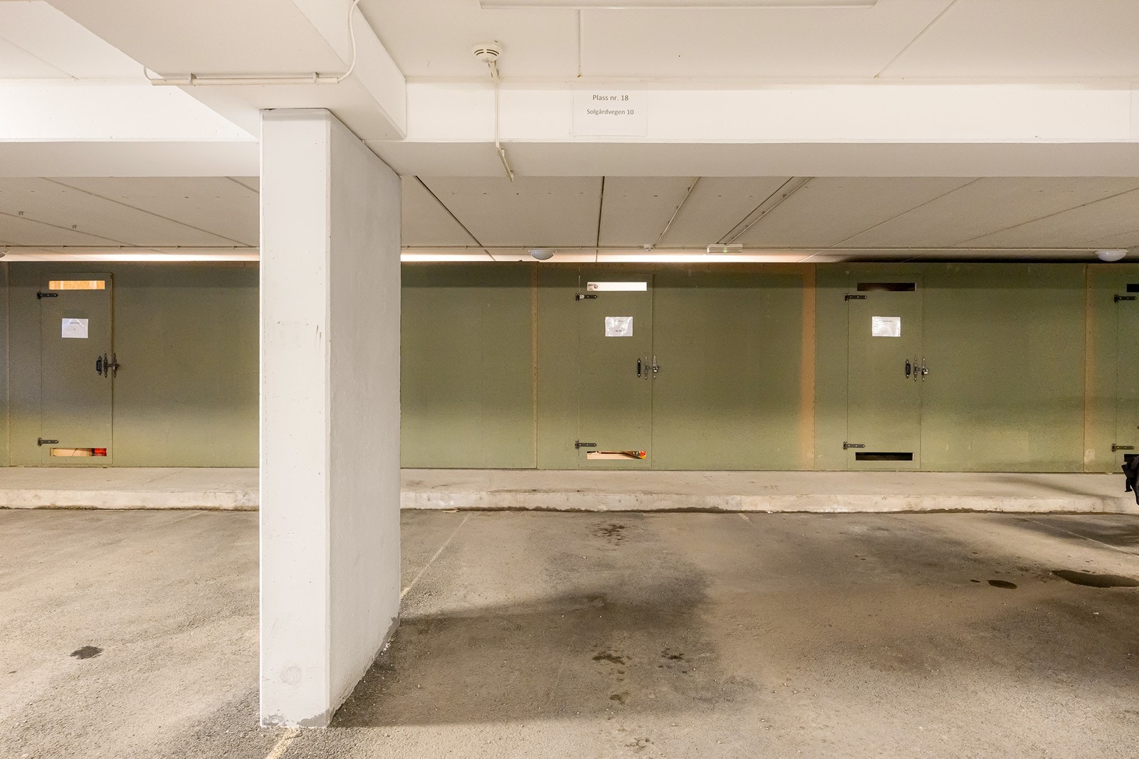 Det medfølger p-plass i felles garasjeanlegg. Til leiligheten medfølger også en praktisk kjellerbod på ca. 5 kvm. Galleribilde