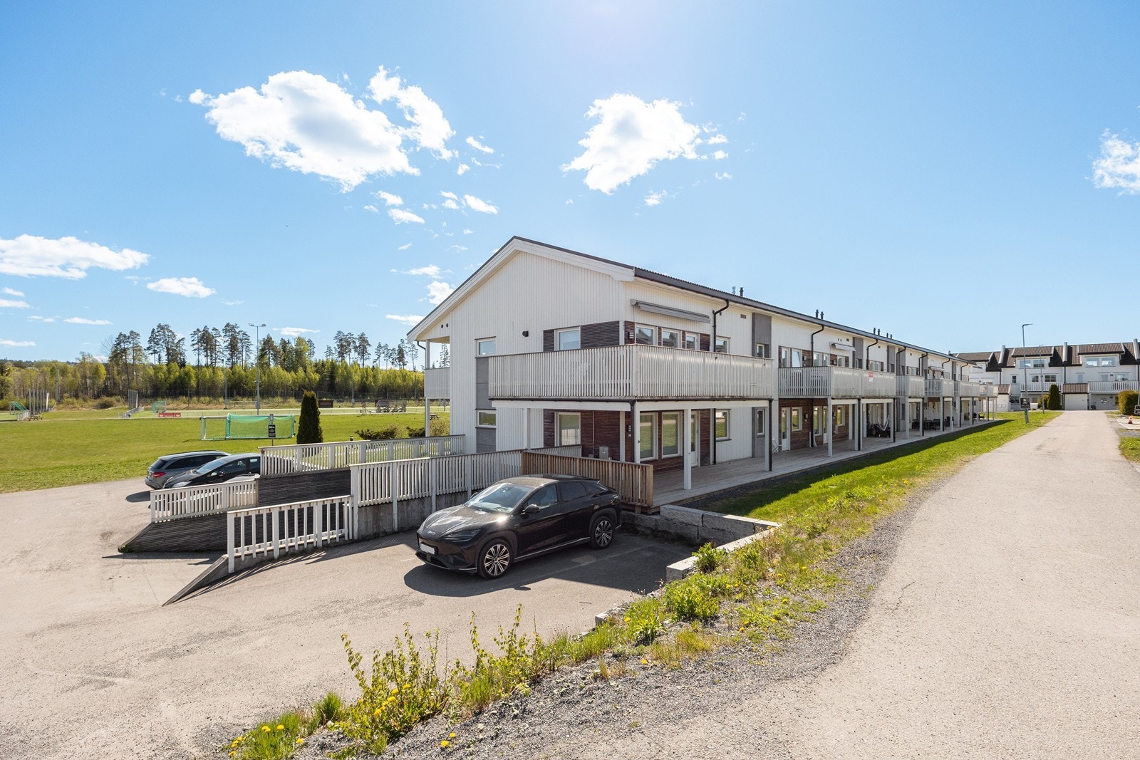Fellesområdene er pent opparbeidet med plenarealer, diverse beplantning og asfalterte internveier. Galleribilde