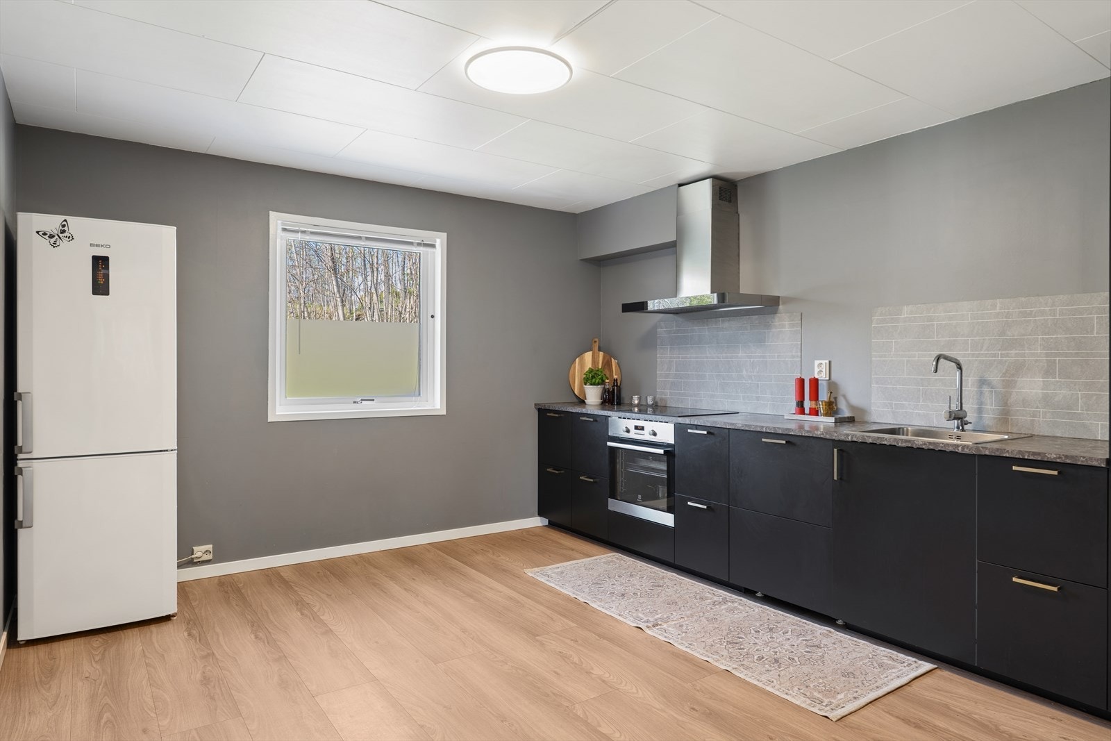Stilrent og moderne IKEA-kjøkken fra 2025. Galleribilde
