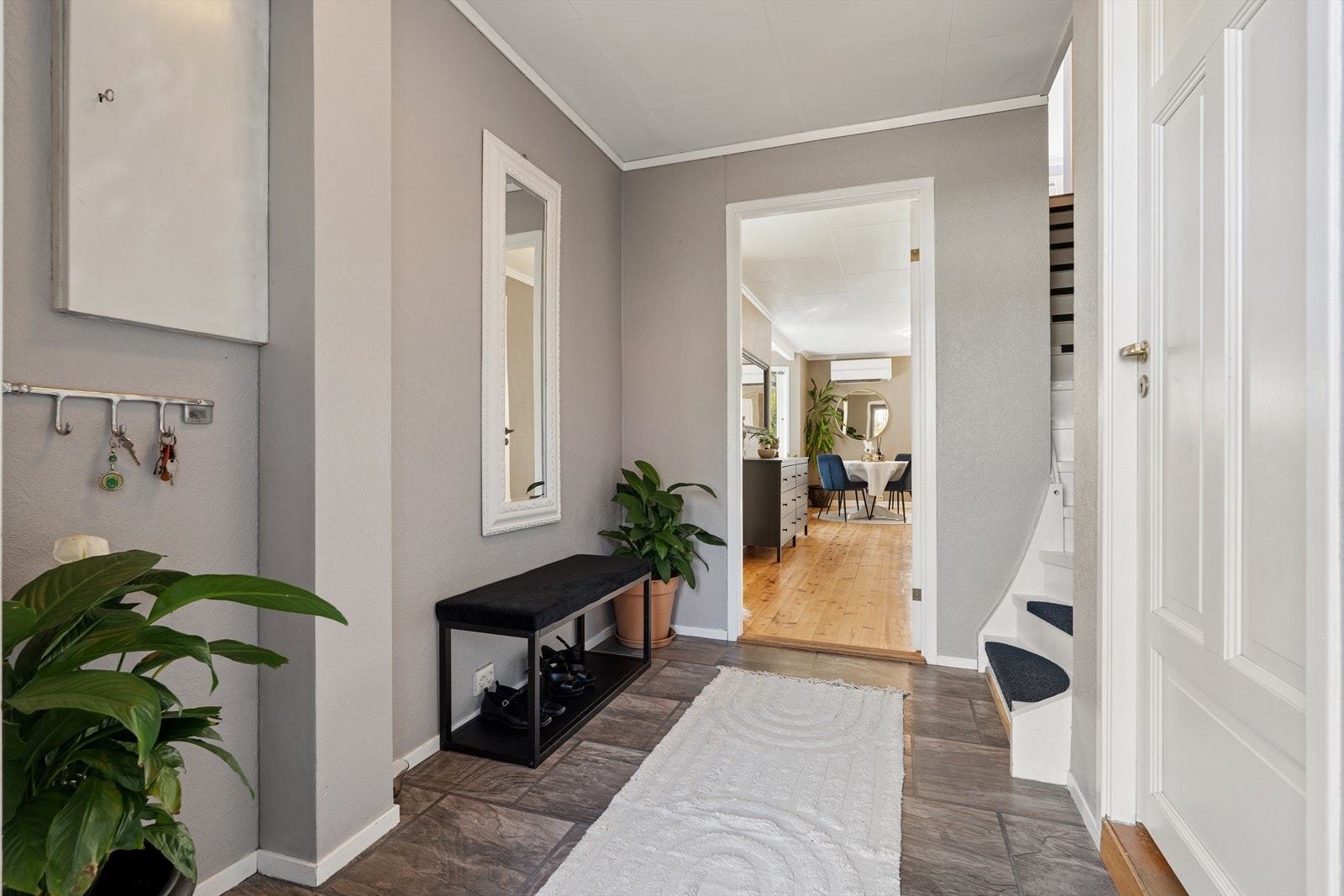Innbydende entré i hoveddelen med god plass til å ta imot gjester. Galleribilde