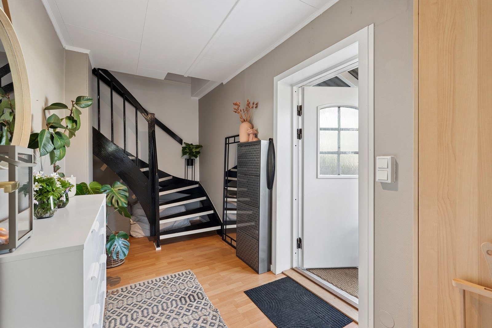 Entré til hybeldel. Leies i dag ut for kr. 11 500,- Galleribilde