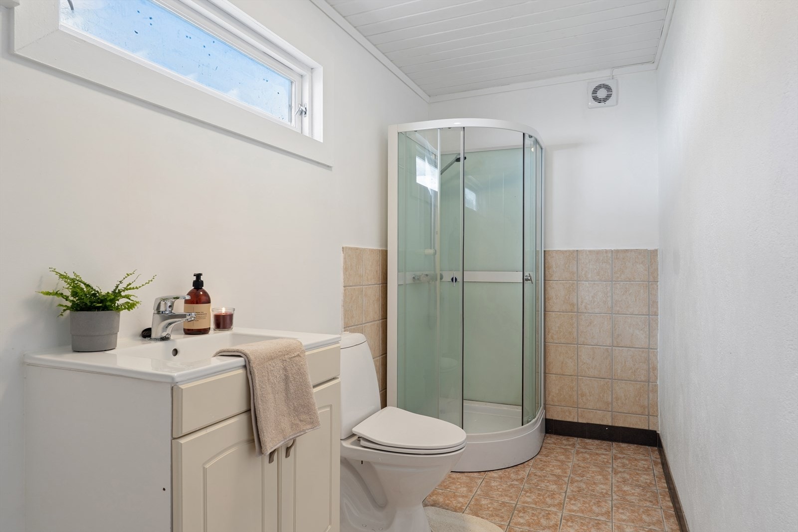Badet er funksjonelt med toalett, servant og dusjhjørne. Galleribilde