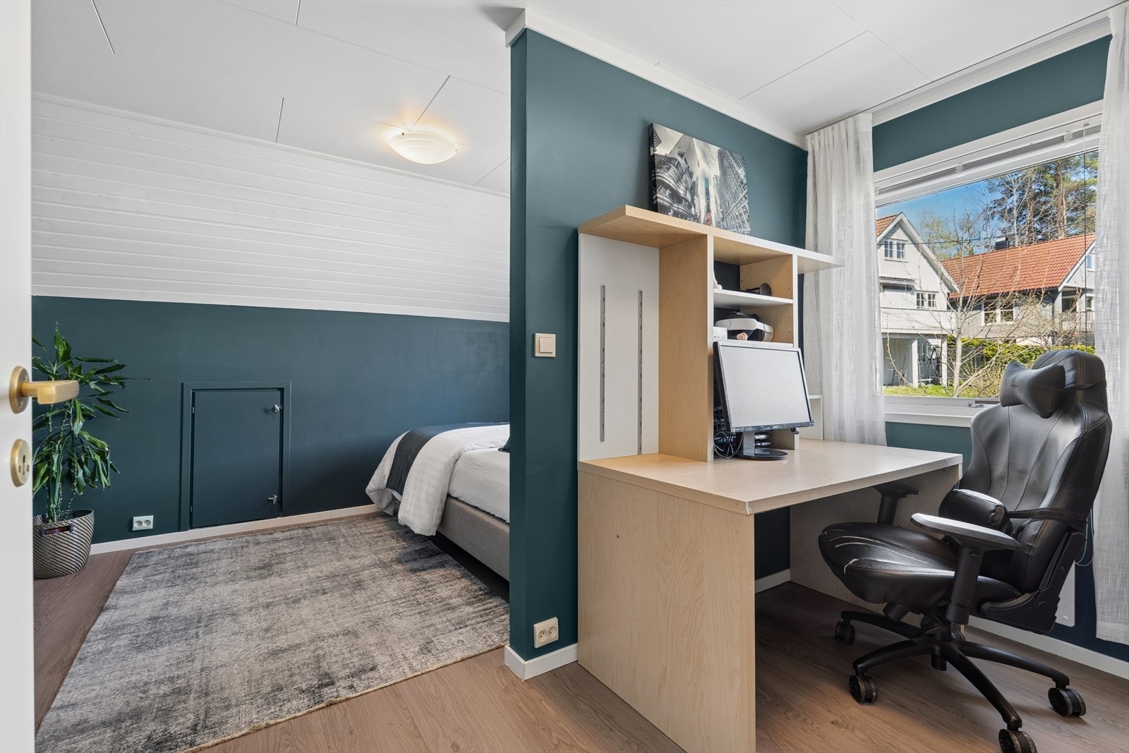 Smart innredning med en praktisk kontorplass. Galleribilde
