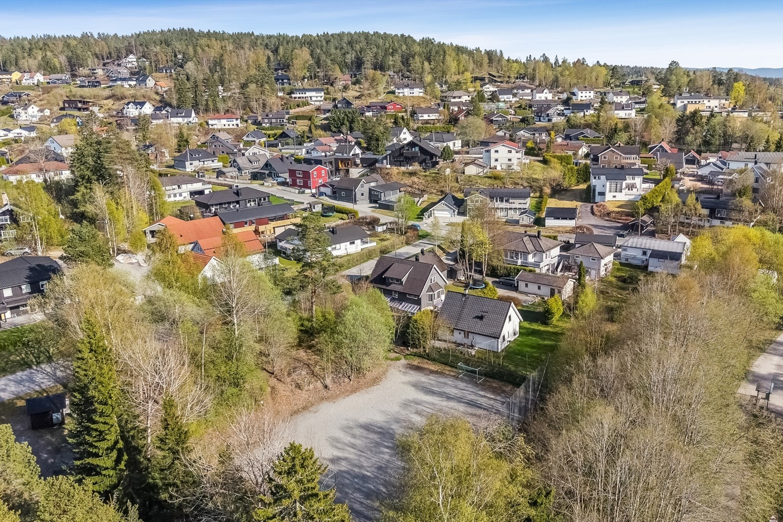 Eiendommen ligger i et veletablert og rolig boligområde på Konnerud. Her kan de minste vokse opp i trygge omgivelser. Galleribilde