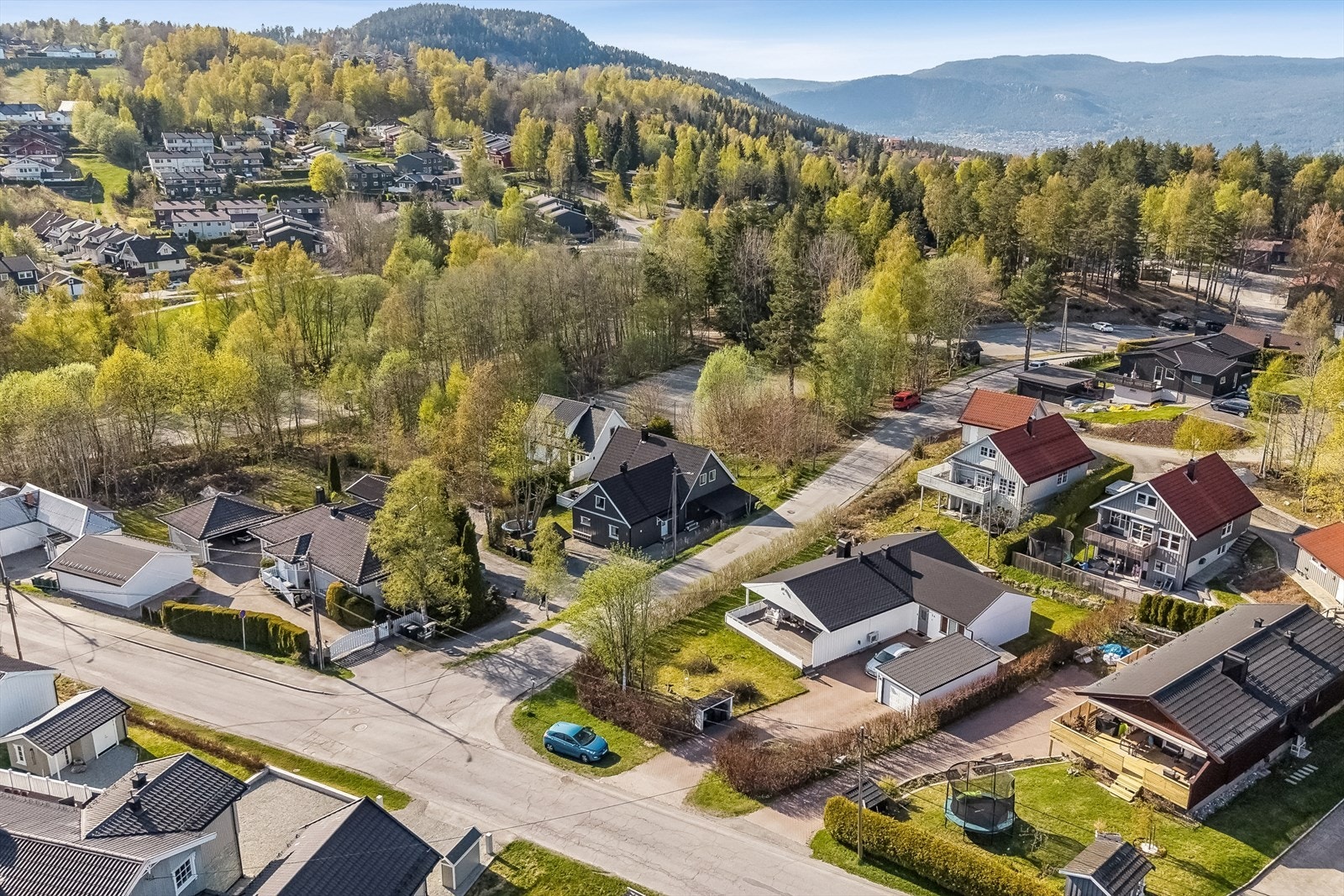 Med Hallermoen skole og Blåbærtoppen barnehage innenfor gangavstand, er beliggenheten ideell for barnefamilier. Galleribilde