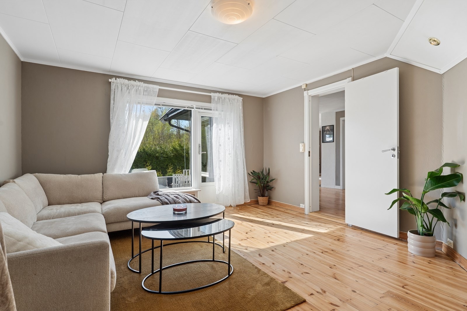 Også denne stuen har store vindusflater som slipper inn godt med lys. Galleribilde