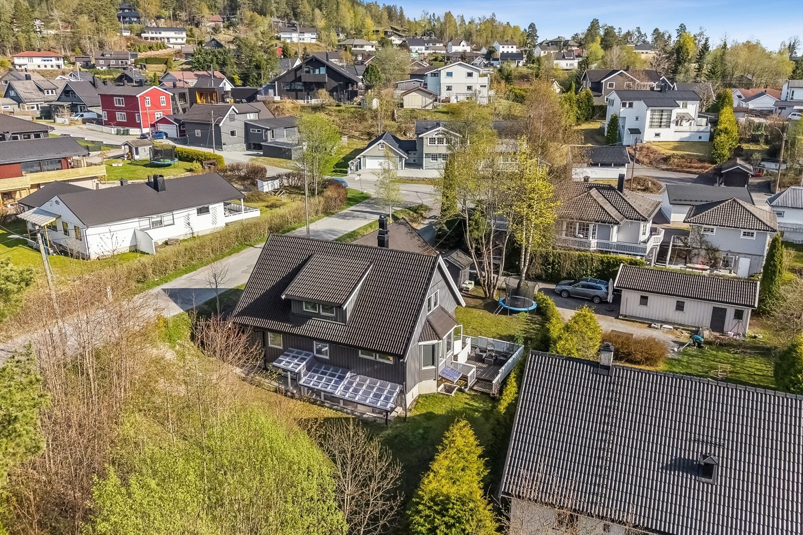 Solrik tomt med flotte uteområde. Galleribilde