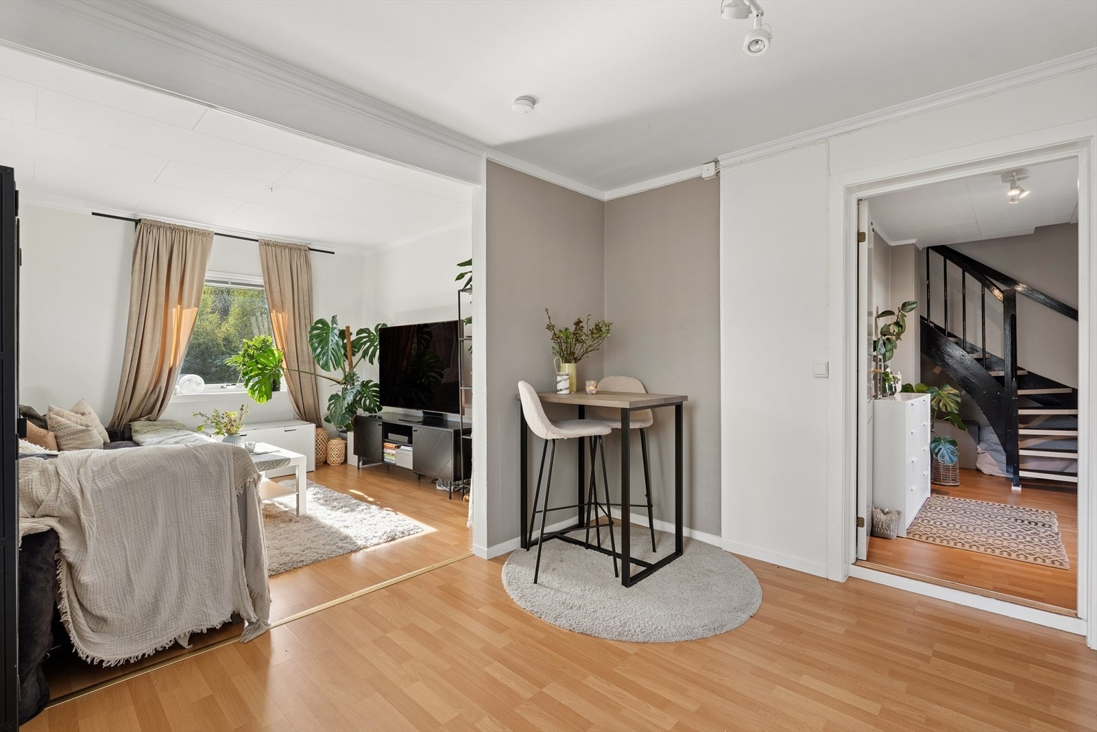 Enheten har en åpen og sosial planløsning med plass til både sofagruppe og spisebord. Galleribilde