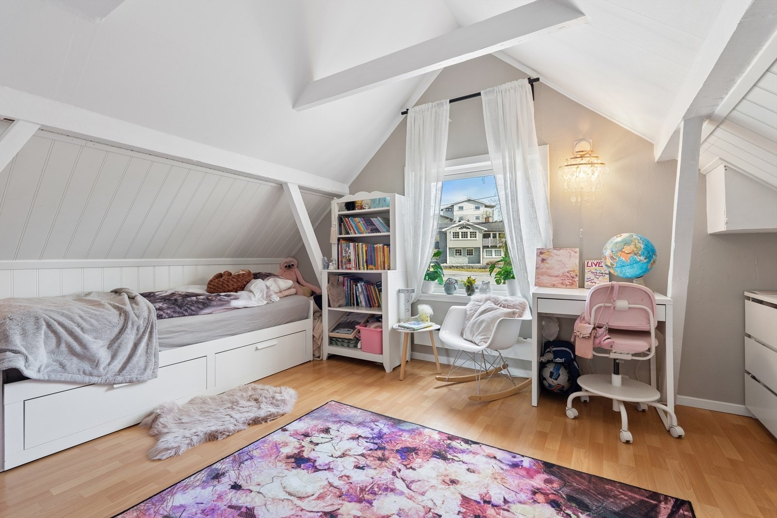 Soverommet i denne enheten er sjarmerende med skråtak og plass til seng og skrivepult. Galleribilde