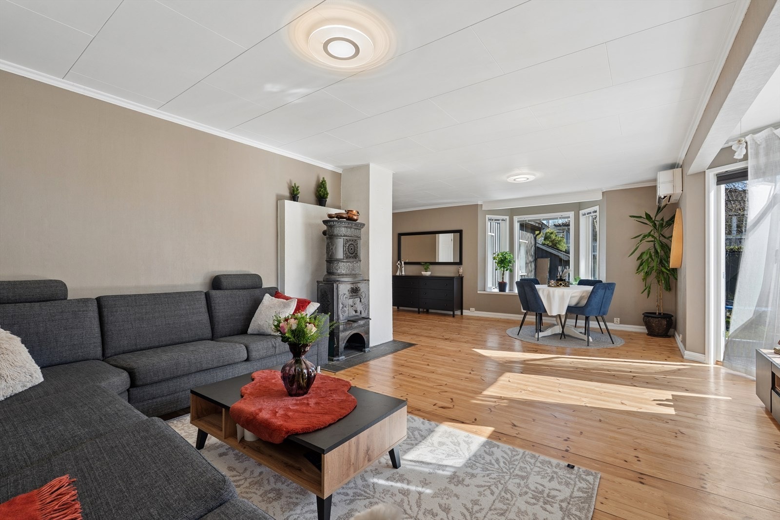 Hovedstuen er romslig og har plass til en stor sofagruppe. De originale tregulvene gir rommet karakter. Galleribilde