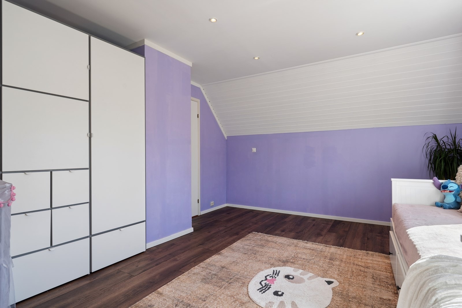 Rommet har god plass til garderobeskap og annet møblement. Galleribilde