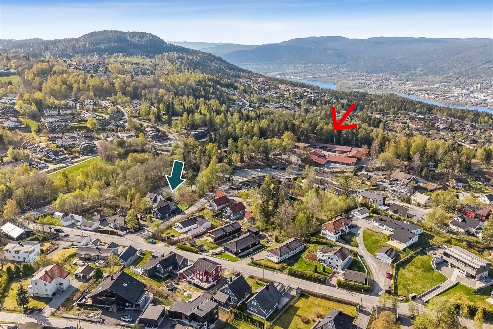 Boligen markert med grønn pil. Hallermoen skole markert med rød pil. Barnehage rett ved siden av skolen. Galleribilde