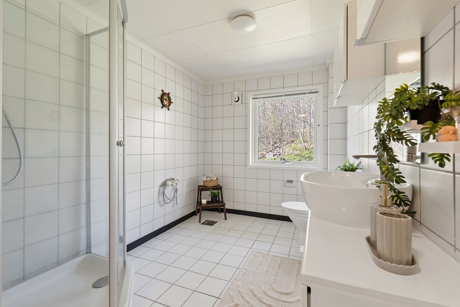 Lyst bad med behagelige varmekabler i gulv. Galleribilde