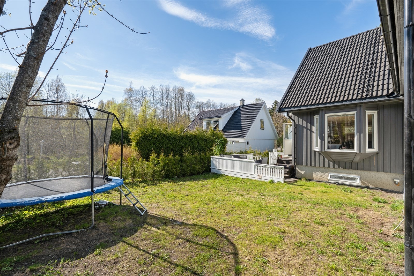 Stor hage med god plass til lek og sosiale sammenkomster. Her bor man i et etablert og barnevennlig nabolag. Galleribilde