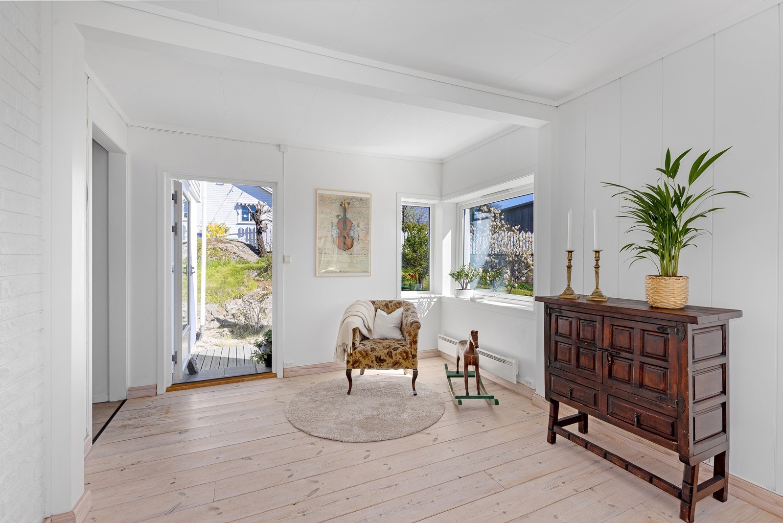 Utgang til hagen fra stuen - dette er også rett ved kjøkkenet Galleribilde