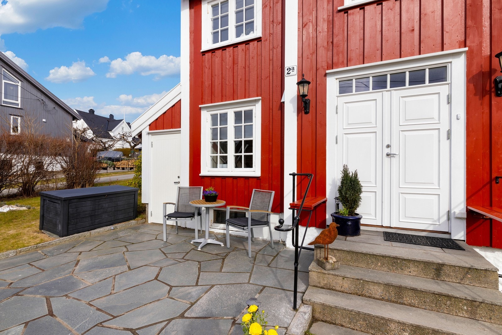 Selger opplyser: Huset er oppført av Christian Friderick Møllerup i ca. 1728. Han var offiser og kaptein i hæren og etter han har flere generasjoner militære vært eiere av huset. Derav navnet Offisershuset Galleribilde