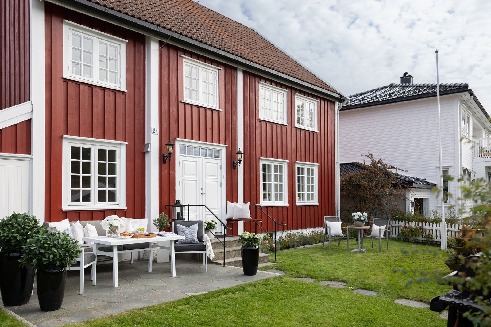Hagen er pent opparbeidet med diverse frukttrær og plen. Her det det plass til sittegrupper, trampoline og det man måtte ønske. Galleribilde