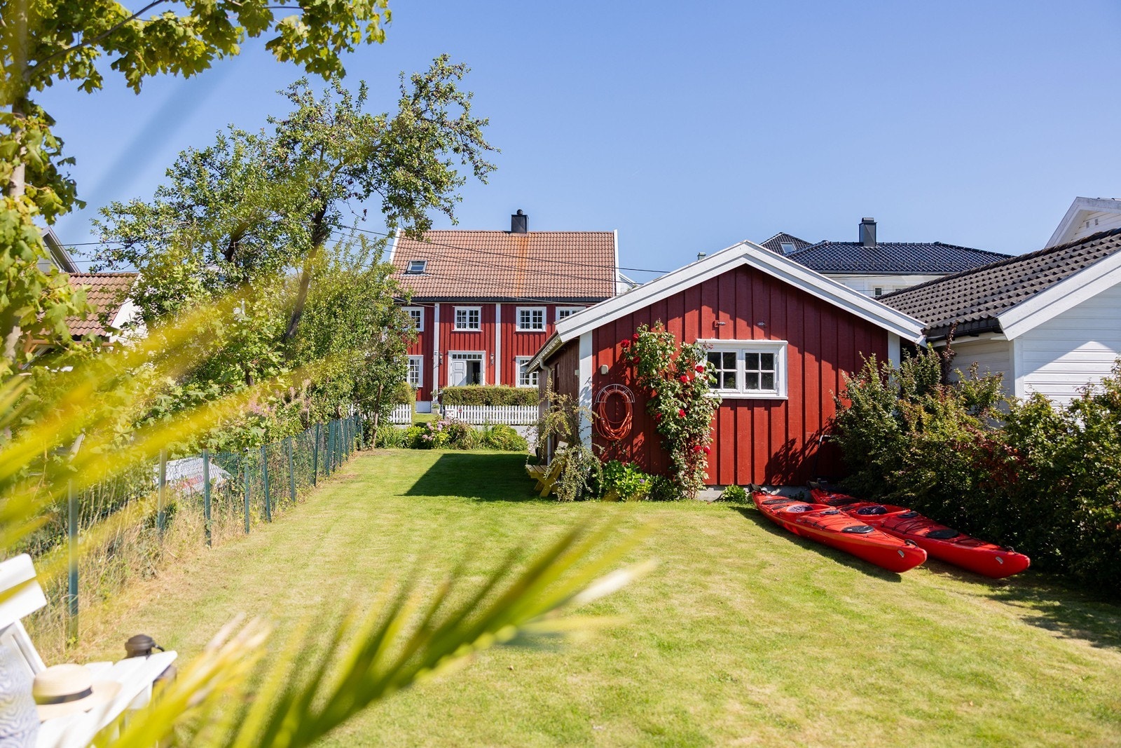 På tomten er det plass til sittegrupper, trampoline og det man måtte ønske. Videre følger en rekke bilder av hage og bryggen Galleribilde