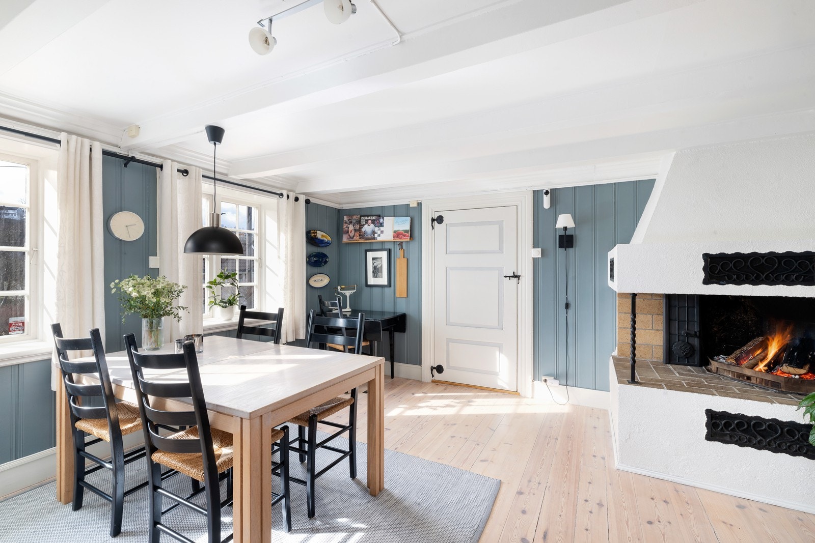 Det er peisovn som sørger for rikelig med varme og hygge på kaldere dager Galleribilde