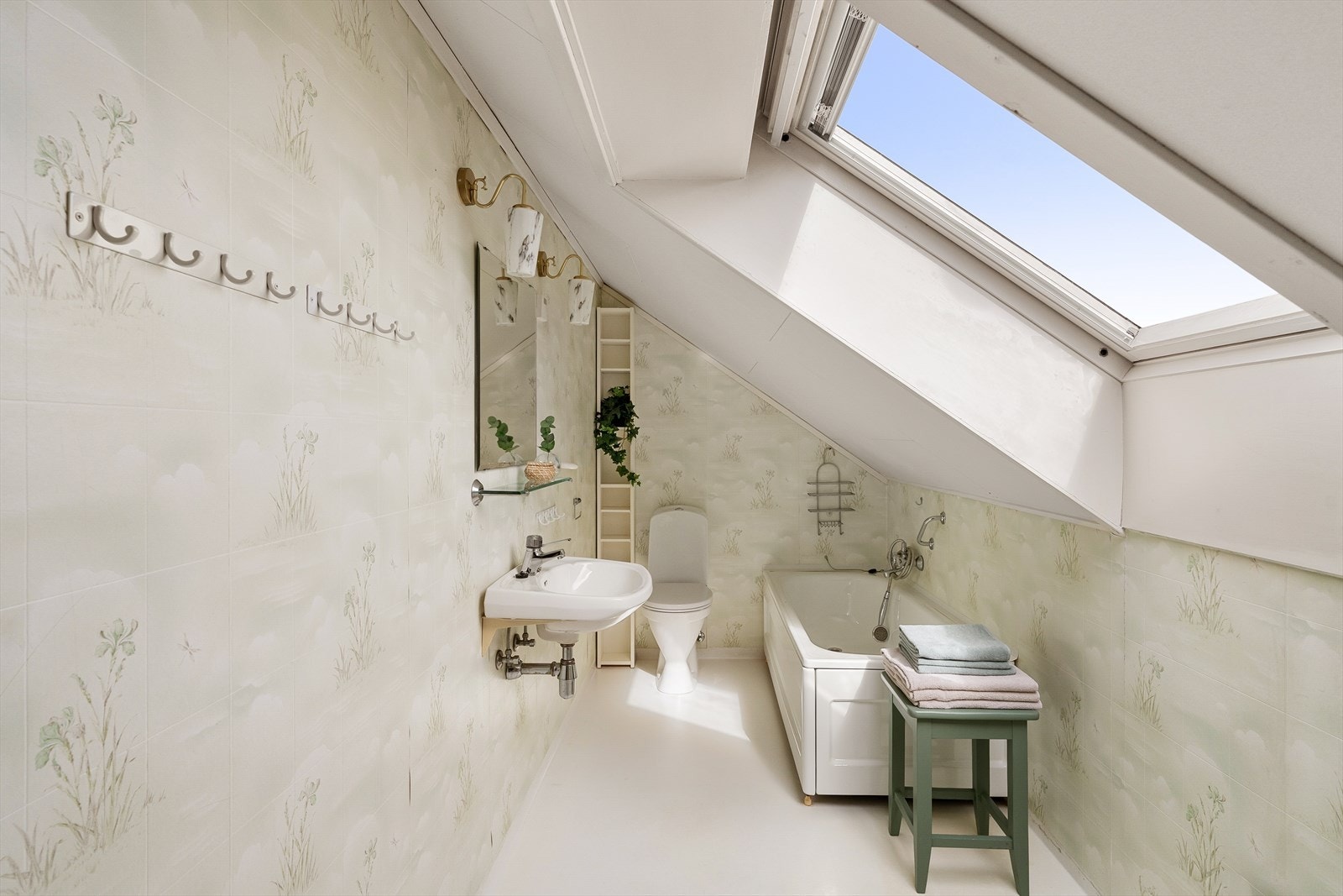 Badet på loftet er fra byggeåret og har belegg på gulv, våtromstapet på vegger, badekar og toalett. Galleribilde