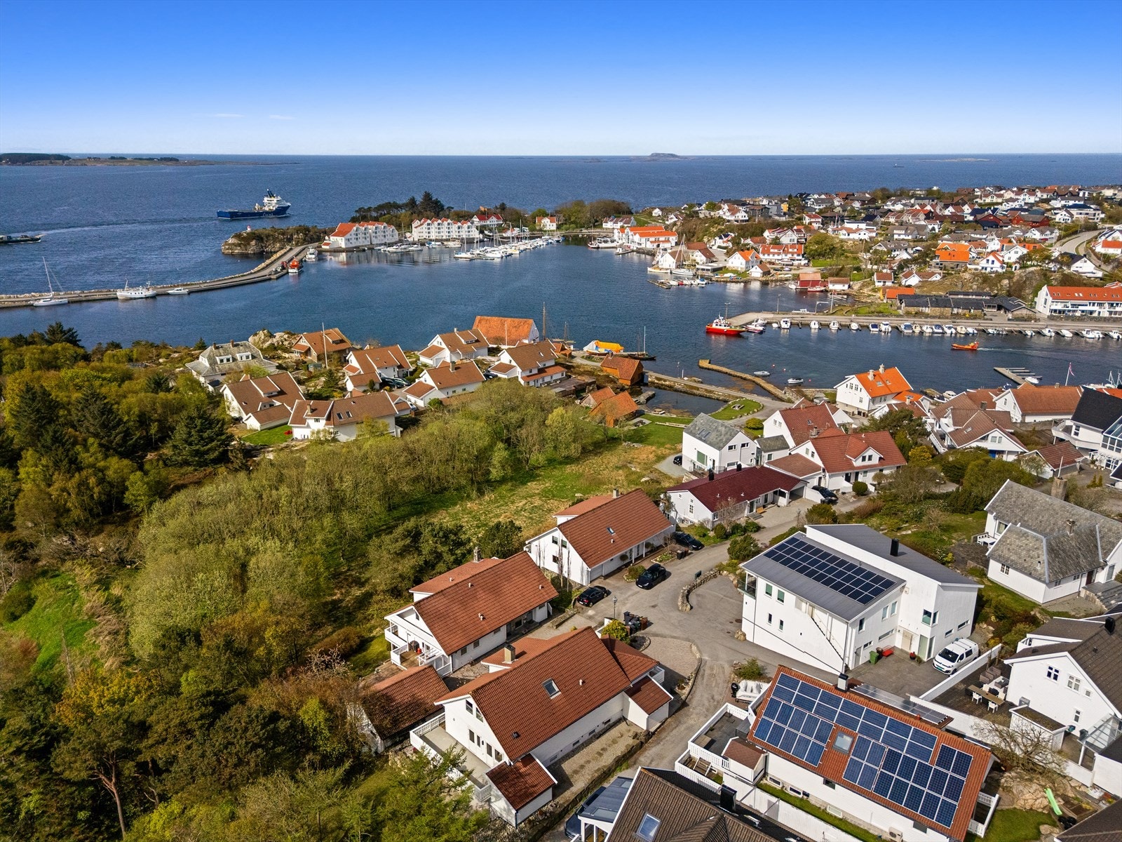 Eiendommen ligger i et etablert og familievennlig område med kort avstand til Tananger havn, butikker og bussforbindelser. Galleribilde