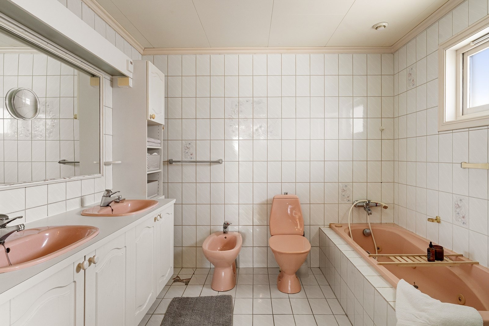 Romslig helfliset bad. Badet inneholder dobbelt servant, bidé, toalett, badekar og dusjhjørne. Galleribilde