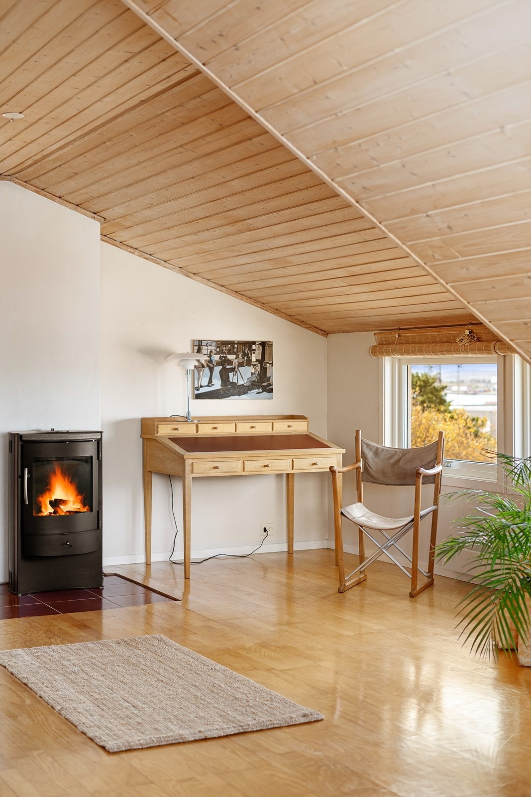 En vedovn i loftstuen sørger for ekstra varme og hygge. Galleribilde
