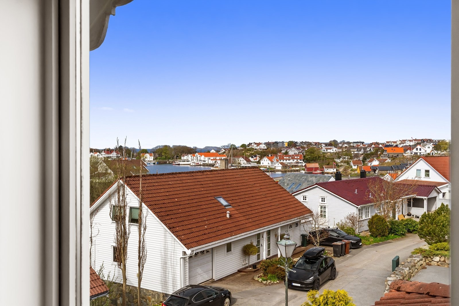 Fra loftet er det fin utsikt over nærområdet og sjøen. Galleribilde
