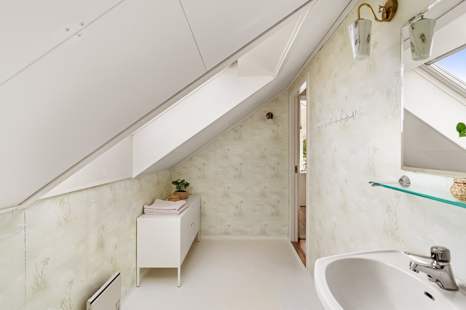 Badet har takvindu som gir rikelig med naturlig lys. Galleribilde