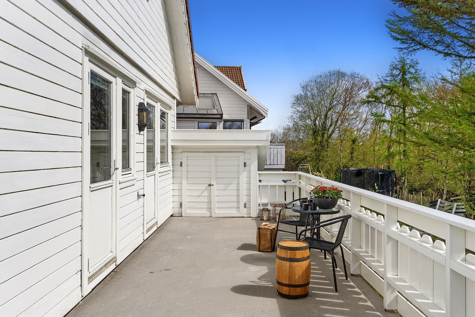 Romslig sør-øst vendt terrasse med mulighet for flere sittesoner. Galleribilde