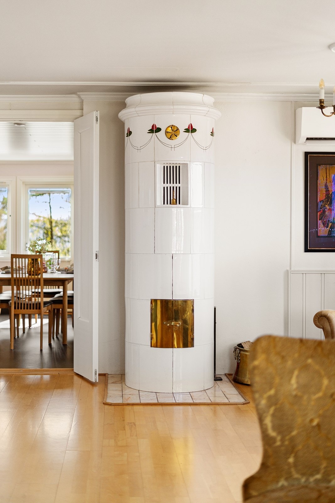 I stuen er det en lekker kakkelovn for ekstra varme og hygge. Galleribilde