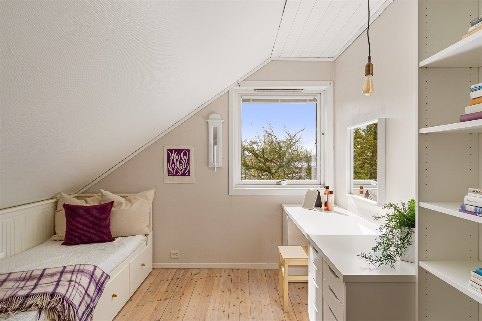 Rommet har lyse overflater og godt med naturlig lys fra vindu. Galleribilde