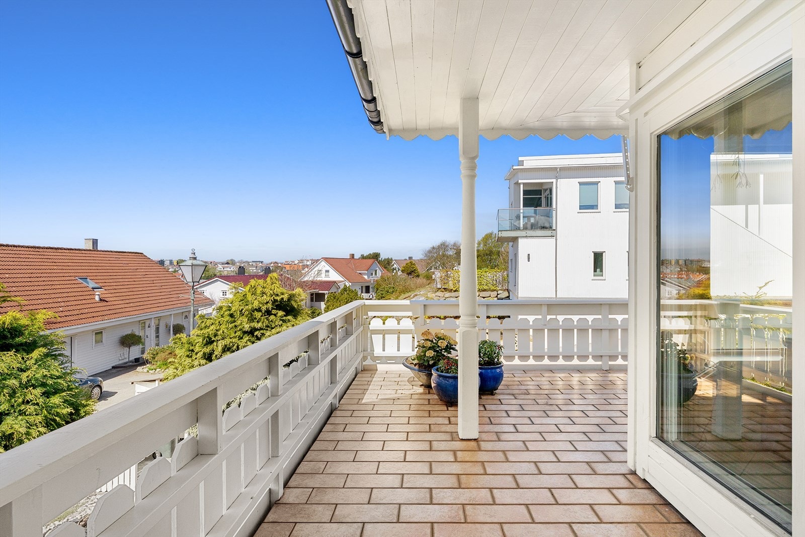 Stor sør-vest vendt terrasse med gode solforhold. Terrassen er enkel å møblere med plass til flere sittegrupper samt grill. Galleribilde