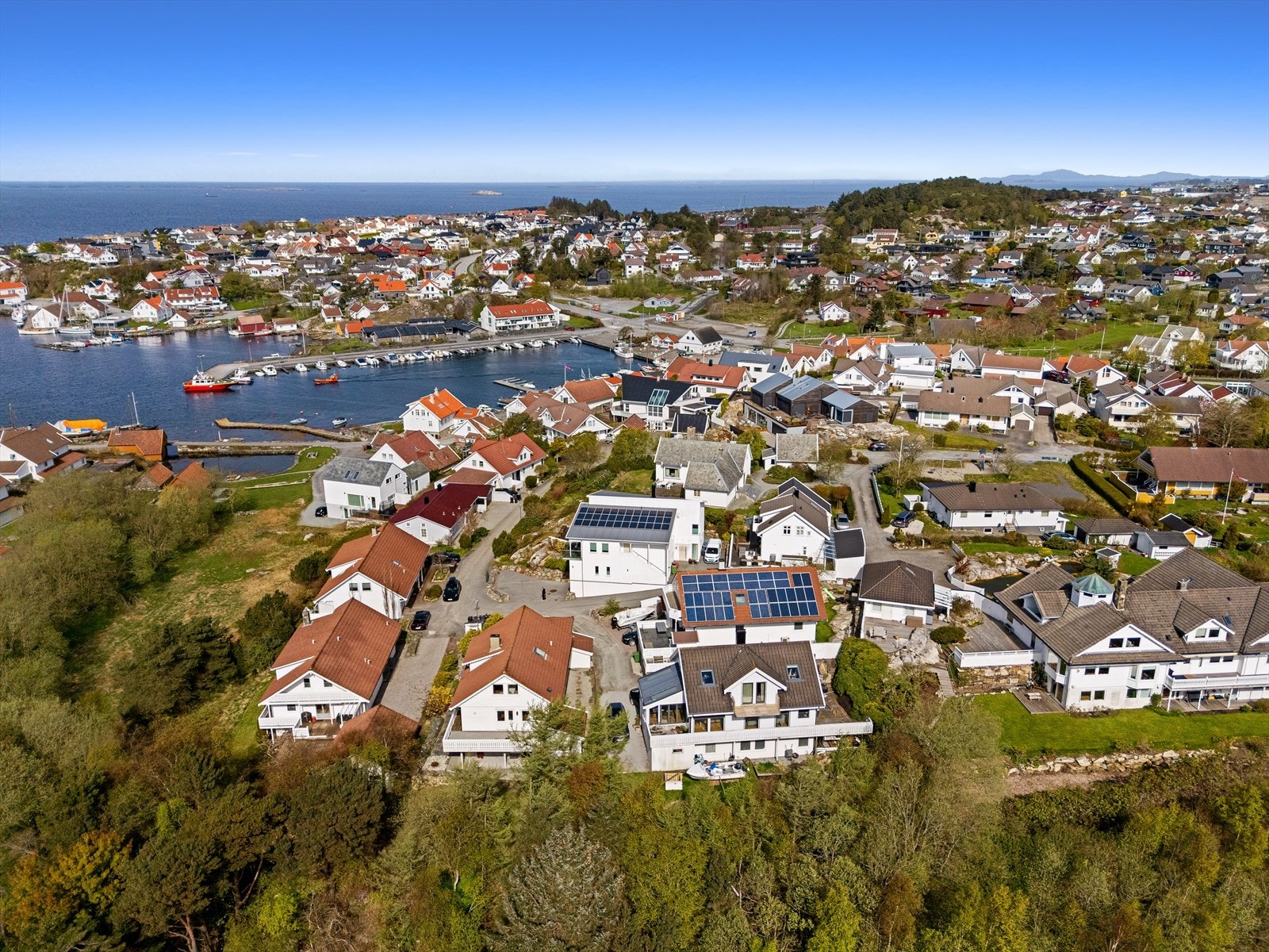 Eiendommen ligger i et veletablert og rolig boligområde i Tananger. Lekeplass i 2 minutters gange fra boligen. Galleribilde