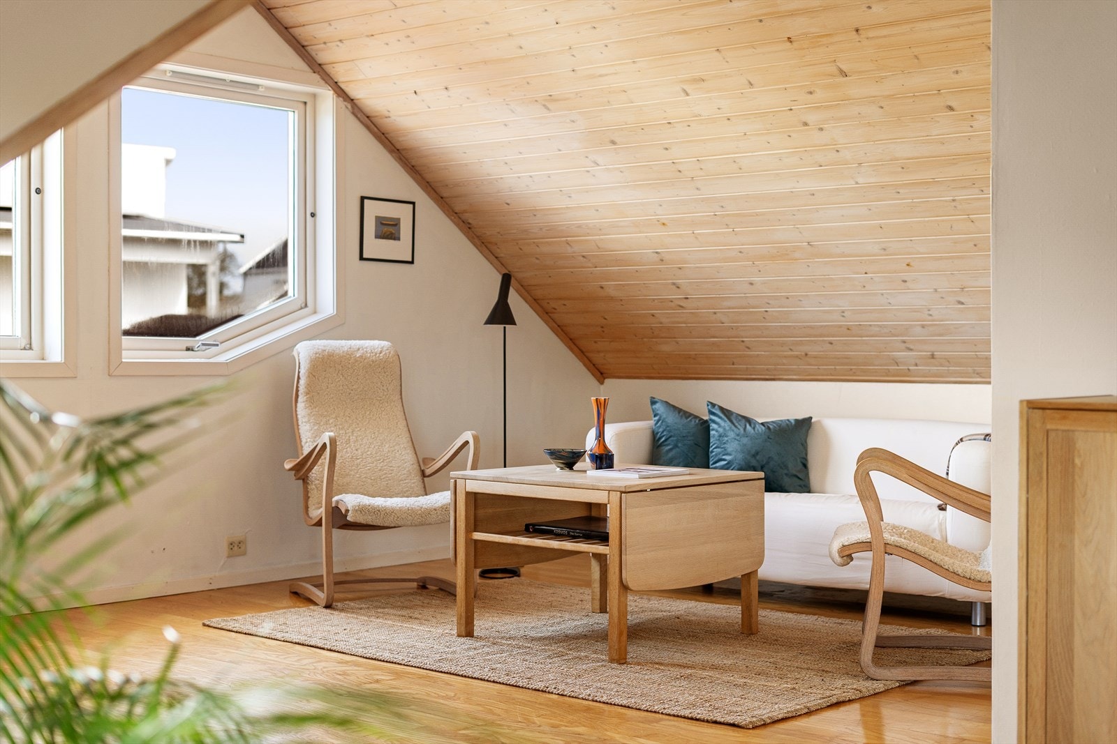 Loft etasjen har vinduer fra flere sider som gir godt med naturlig lys. Galleribilde