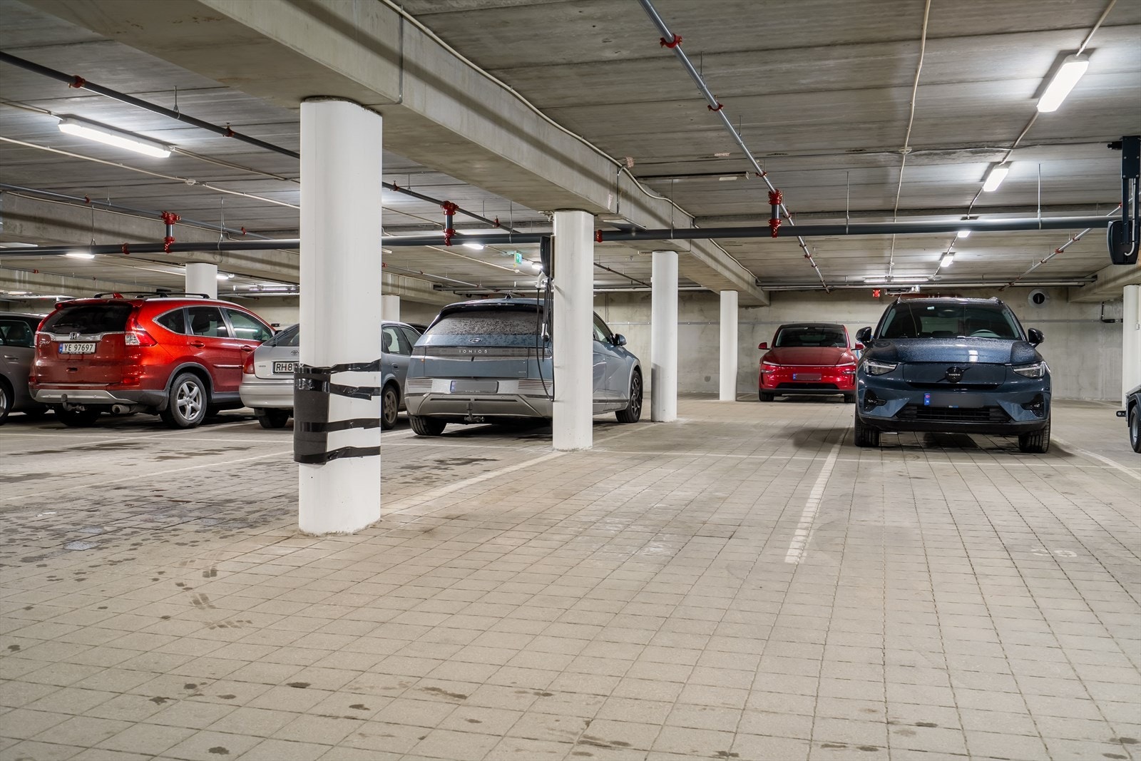 Leiligheten har parkeringsplass i felles garasjekjeller Galleribilde